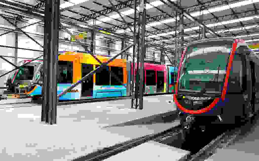 3 CARROS DO VLT NO GALPÃO DE MANUTENÇÃO